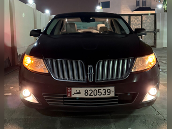 لنكولن  ام كيه اس  2009  اوتوماتيك  150,000 كم  6 سلندر  دفع كلي مستمر  سيدان  عنابي