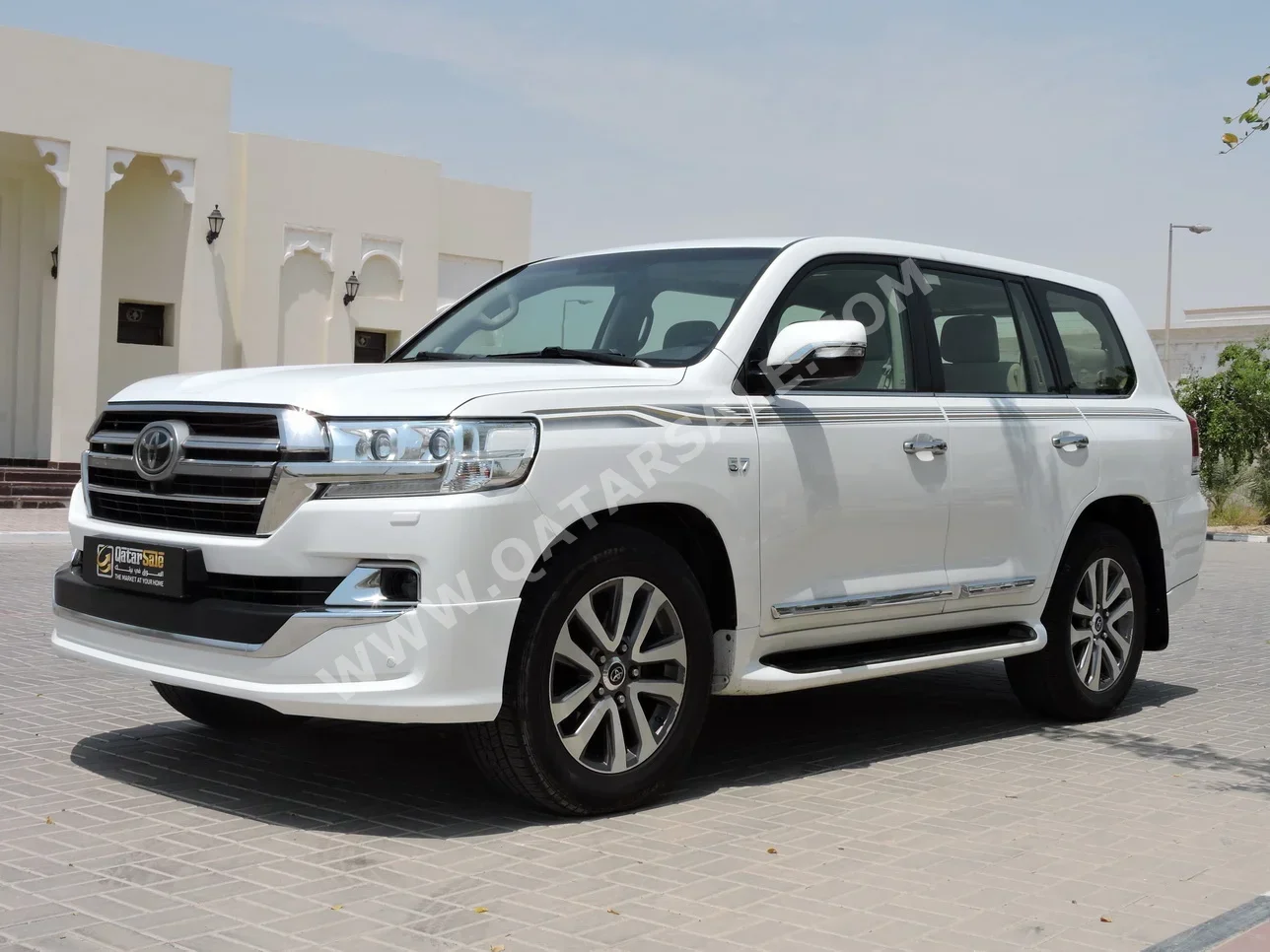 Toyota  Land Cruiser  VXR  2019  Automatic  165,000 Km  8 Cylinder  Four Wheel Drive (4WD)  SUV  White