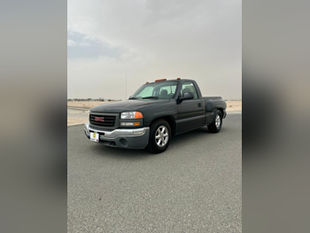 GMC  Sierra  1500  2004  Automatic  101,000 Km  8 Cylinder  Four Wheel Drive (4WD)  Pick Up  Gray