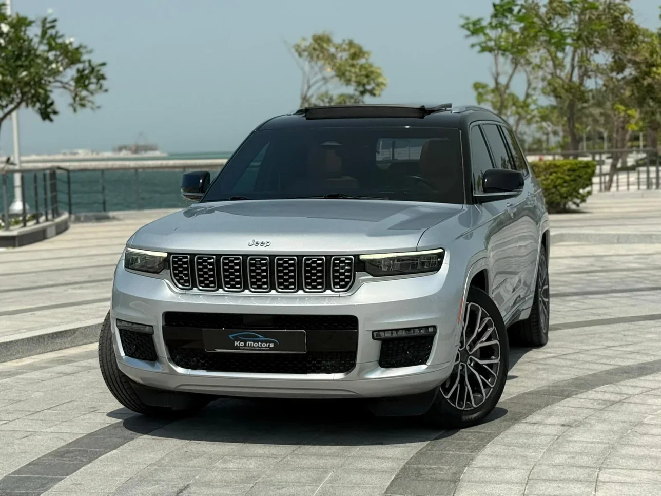 Jeep  Grand Cherokee  Summit  2021  Automatic  85,000 Km  8 Cylinder  Four Wheel Drive (4WD)  SUV  Silver