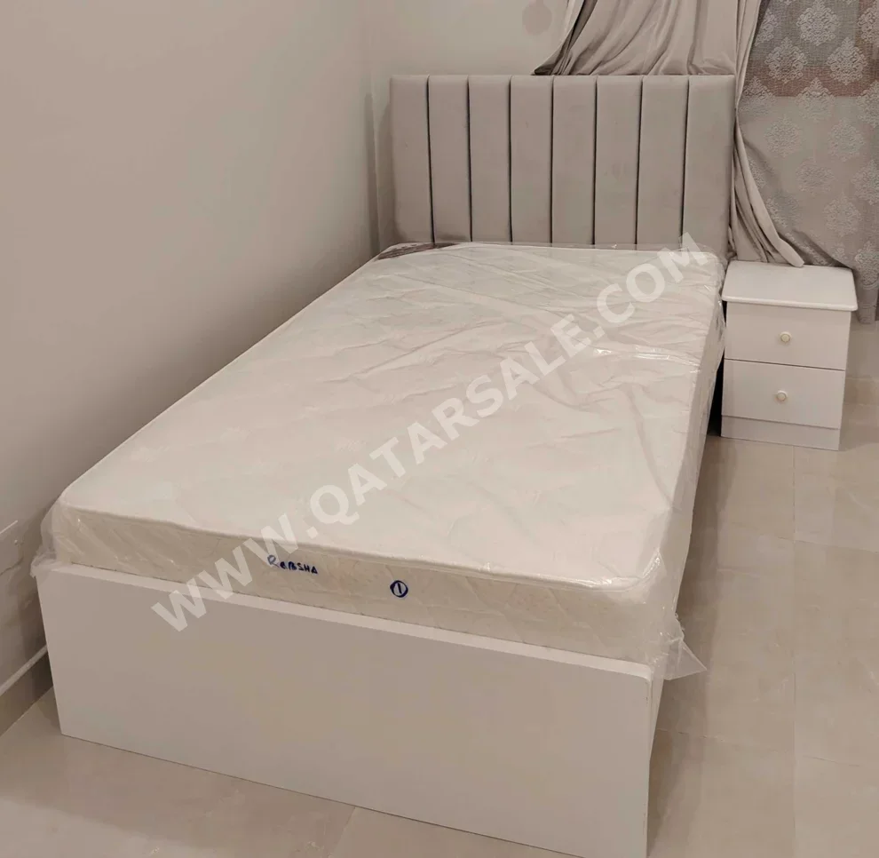 الأسّرة - فردي  - متعدد الألوان  - متضمنة المرتبة  - مع طاولة سرير جانبية