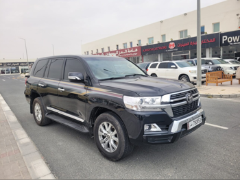 Toyota  Land Cruiser  GXR  2016  Automatic  284,000 Km  8 Cylinder  Four Wheel Drive (4WD)  SUV  Black