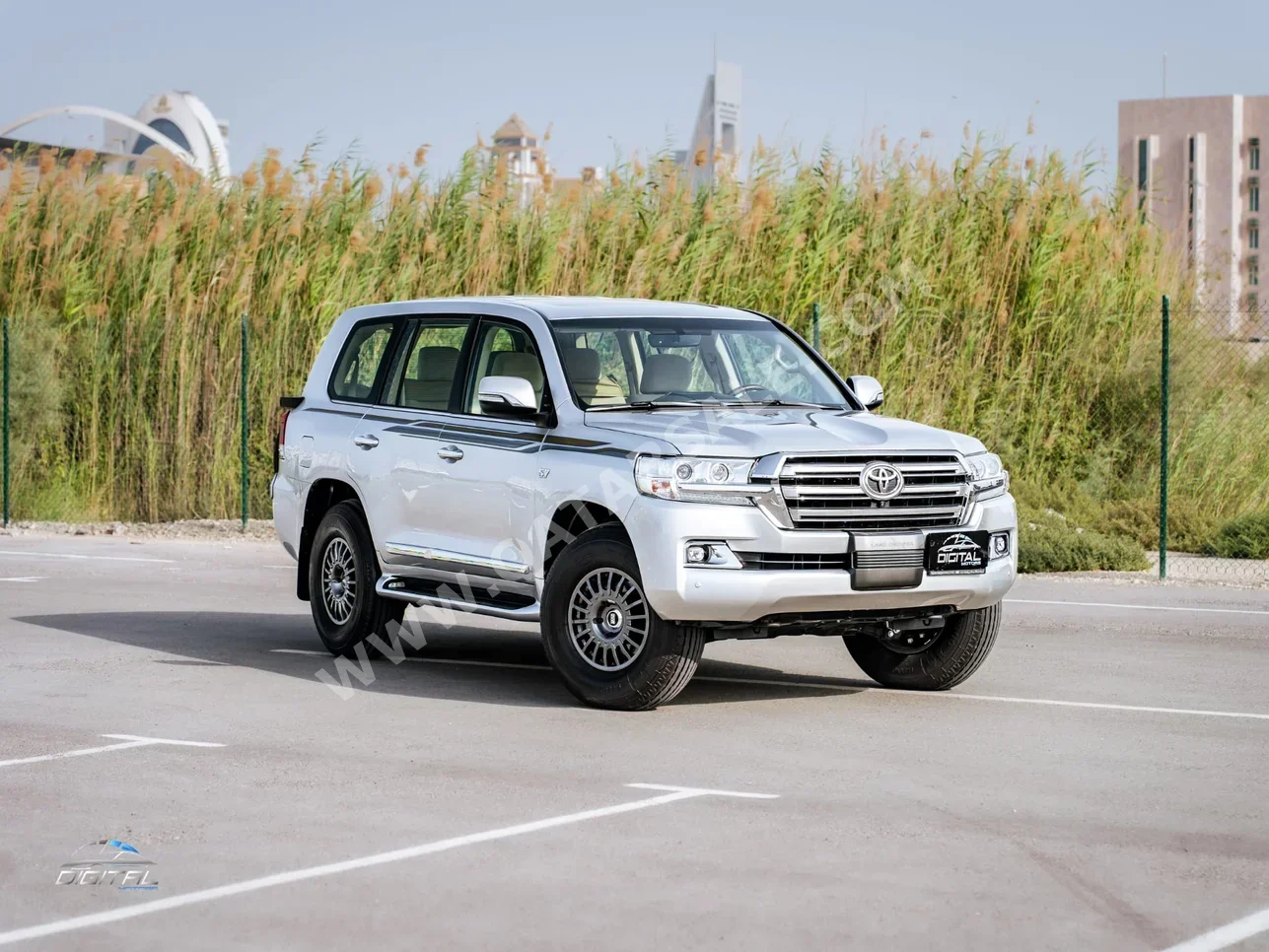 Toyota  Land Cruiser  VXR  2016  Automatic  261,300 Km  8 Cylinder  Four Wheel Drive (4WD)  SUV  Silver