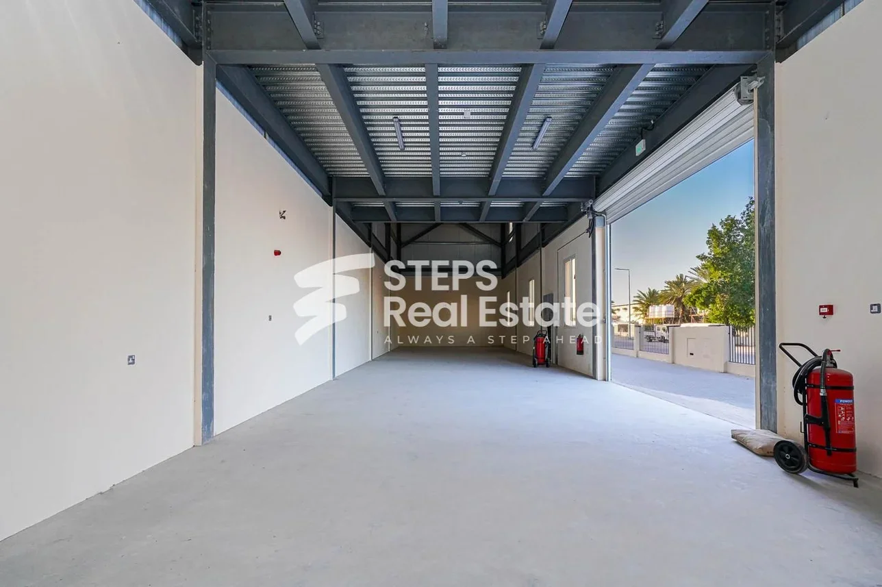 Warehouses & Stores - Al Khor  - Al Khor  -Area Size: 600 Square Meter