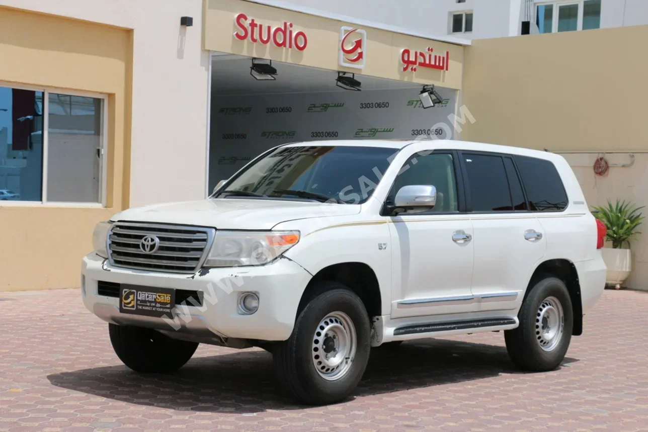 Toyota  Land Cruiser  VXR  2015  Automatic  496,000 Km  8 Cylinder  Four Wheel Drive (4WD)  SUV  White