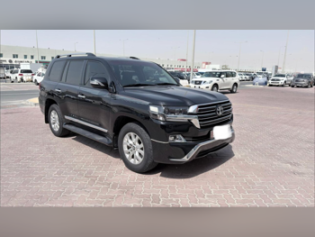 Toyota  Land Cruiser  GXR  2016  Automatic  317,000 Km  8 Cylinder  Four Wheel Drive (4WD)  SUV  Black