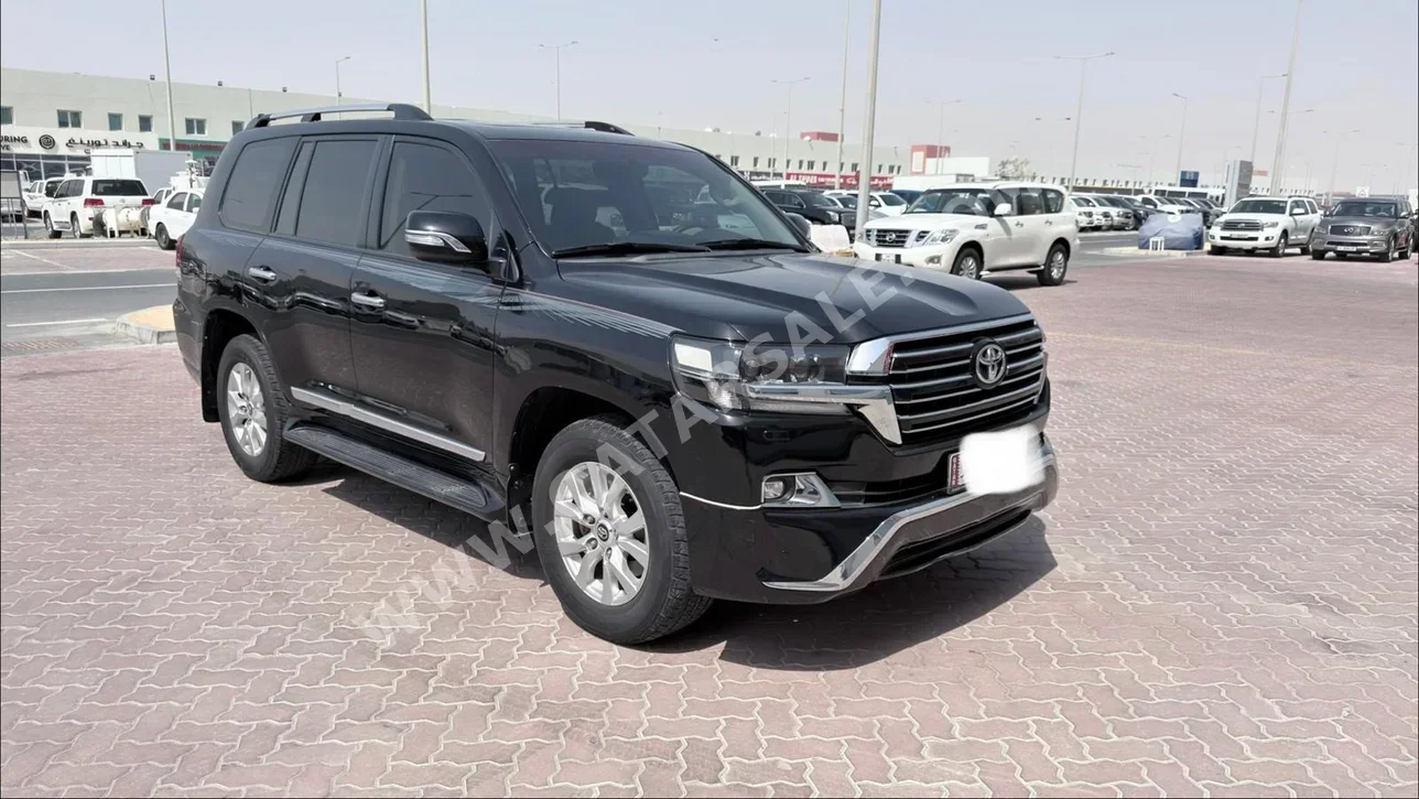 Toyota  Land Cruiser  GXR  2016  Automatic  317,000 Km  8 Cylinder  Four Wheel Drive (4WD)  SUV  Black