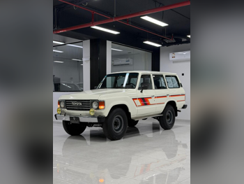 تويوتا  لاند كروزر  جي  1984  عادي  302,000 كم  6 سلندر  دفع رباعي  اس يو في  أبيض