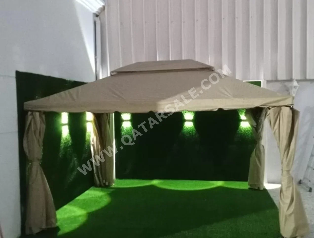 Tents Inflatable Tent  - Beige  -Length: 4 CM  -Width: 4 CM  -Height: 2.5 CM