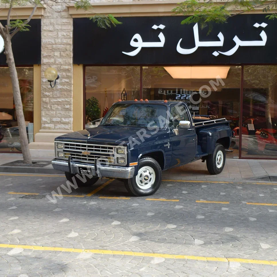 شفروليه سلفرادو 1987 اوتوماتيك 472,766 كم 8 سلندر دفع رباعي بيكب أزرق غامق