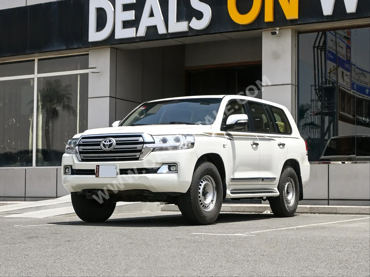Toyota  Land Cruiser  VXR  2016  Automatic  352,000 Km  8 Cylinder  Four Wheel Drive (4WD)  SUV  White