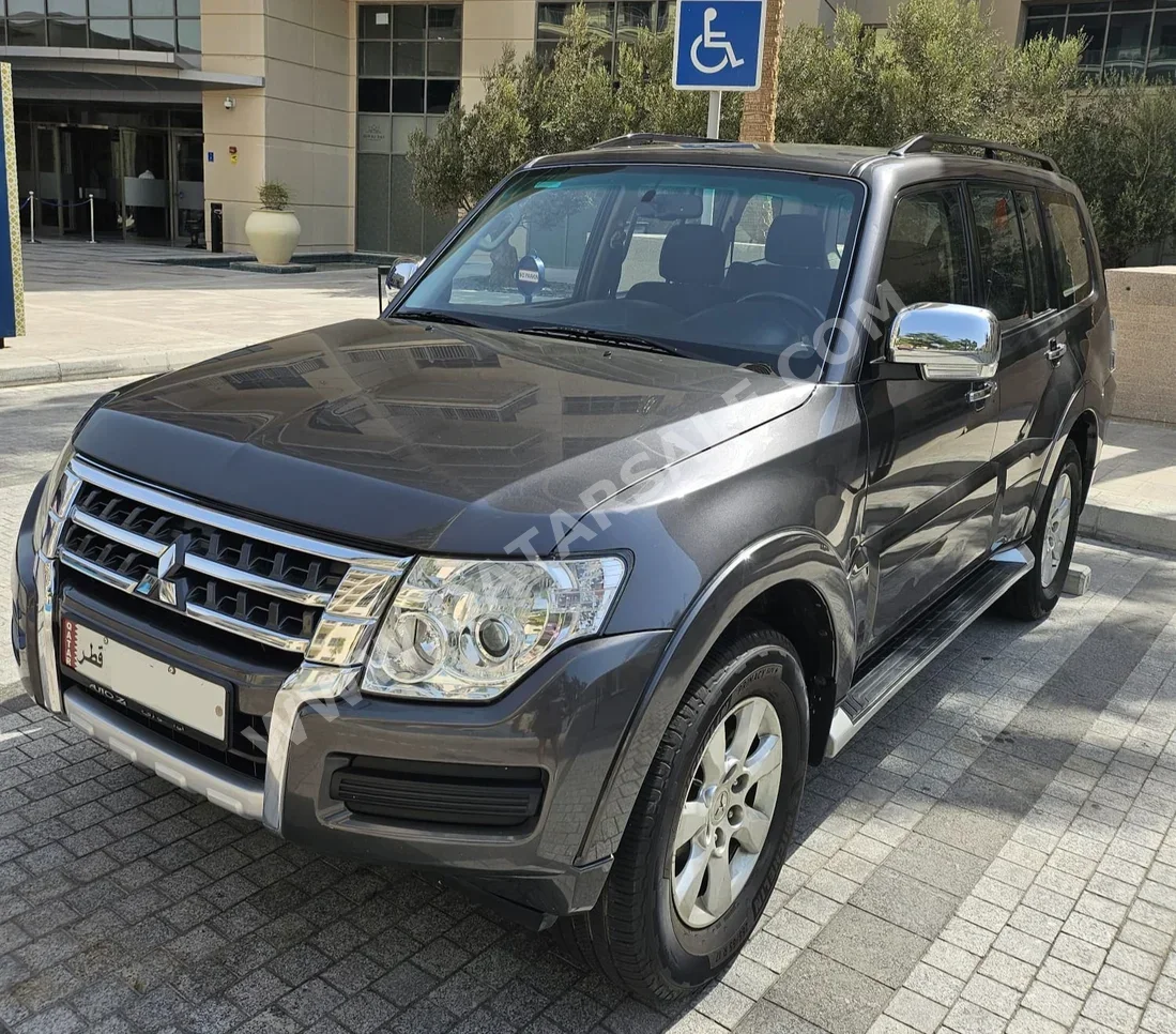 ميتسوبيشي  باجيرو  GLS  2017  اوتوماتيك  209,000 كم  6 سلندر  دفع رباعي  اس يو في  رمادي