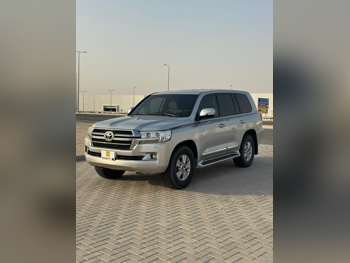 Toyota  Land Cruiser  GXR  2017  Automatic  373,000 Km  6 Cylinder  Four Wheel Drive (4WD)  SUV  Silver