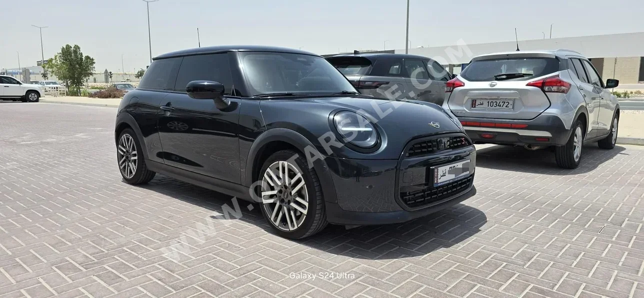 Mini  Cooper  S  2025  Automatic  12,000 Km  4 Cylinder  Front Wheel Drive (FWD)  Hatchback  Black  With Warranty