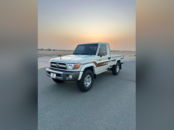 Toyota  Land Cruiser  LX  2017  Manual  67,000 Km  6 Cylinder  Four Wheel Drive (4WD)  Pick Up  White