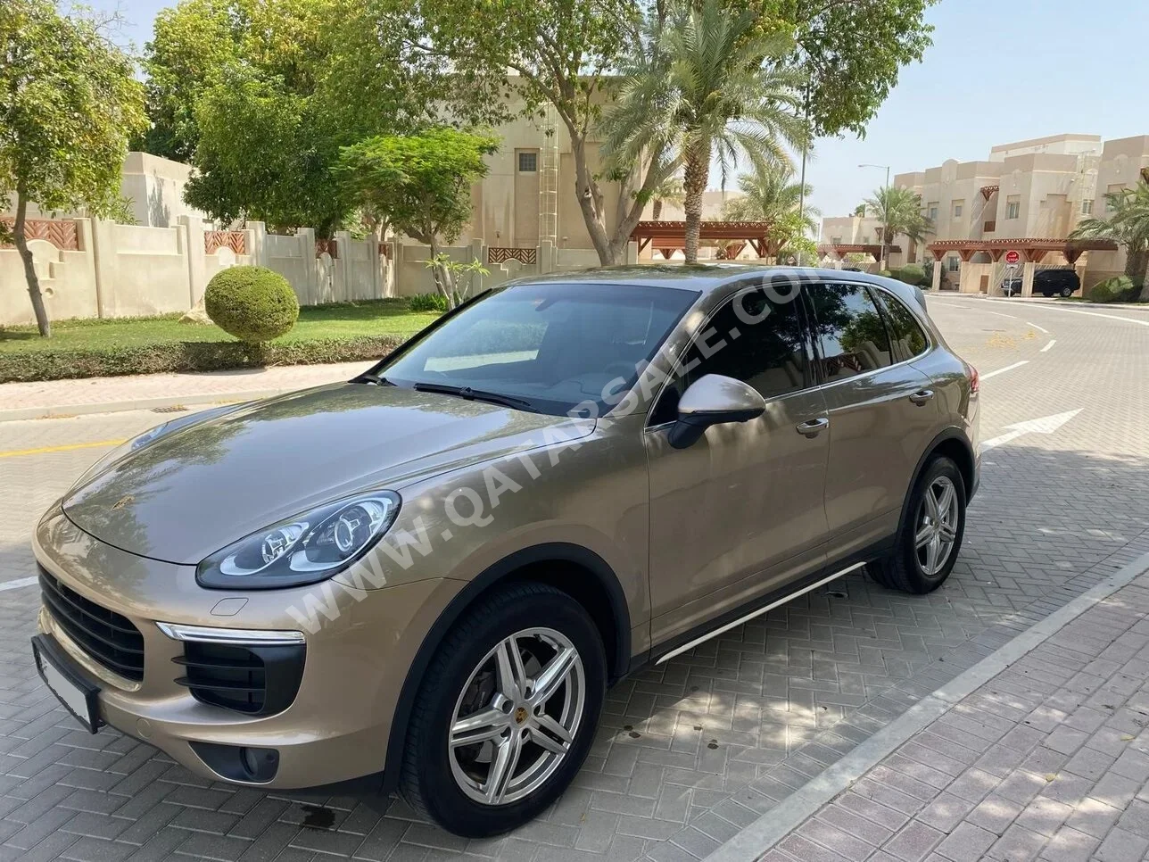 Porsche Cayenne 2015 Automatic 112,000 Km 6 Cylinder Four Wheel Drive (4WD) SUV Gold