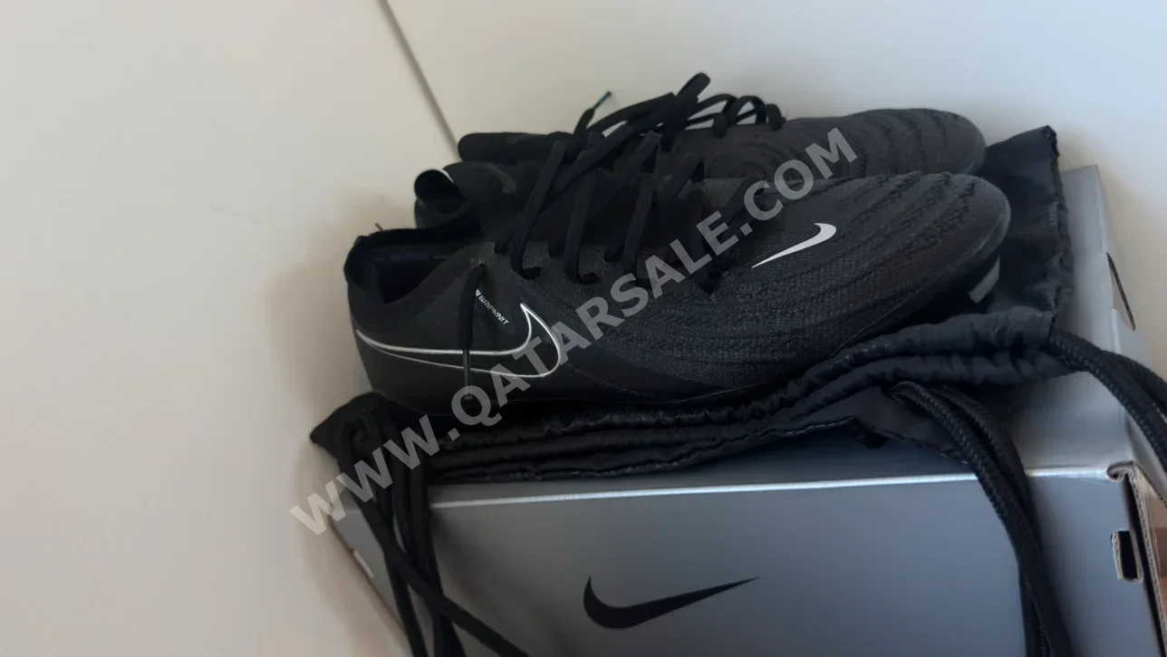 Shoes Nike  Black Size 44  Qatar  Men