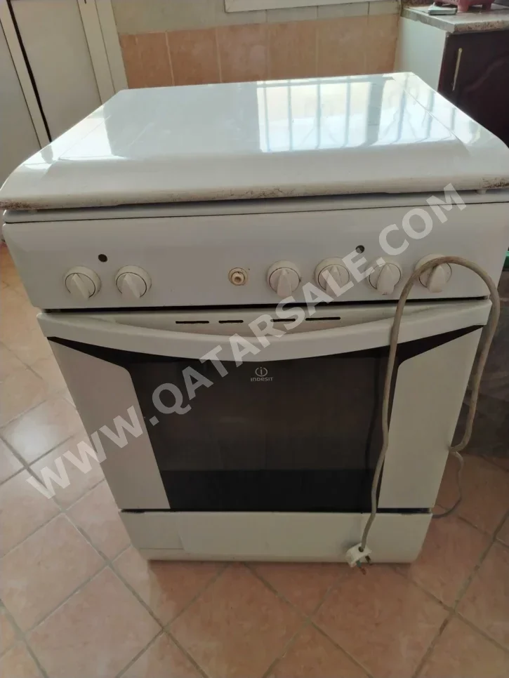 إنديسيت  فرن  - غاز وكهرباء  - أبيض