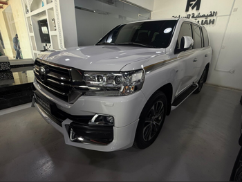 Toyota  Land Cruiser  VXR- Grand Touring S  2020  Automatic  147,000 Km  8 Cylinder  Four Wheel Drive (4WD)  SUV  White