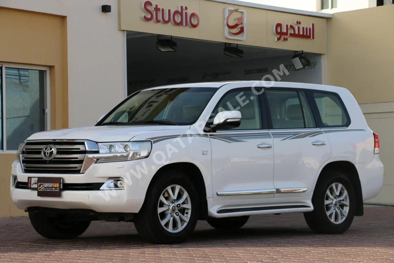Toyota Land Cruiser VXR 2017 Automatic 158,000 Km 8 Cylinder Four Wheel Drive (4WD) SUV White