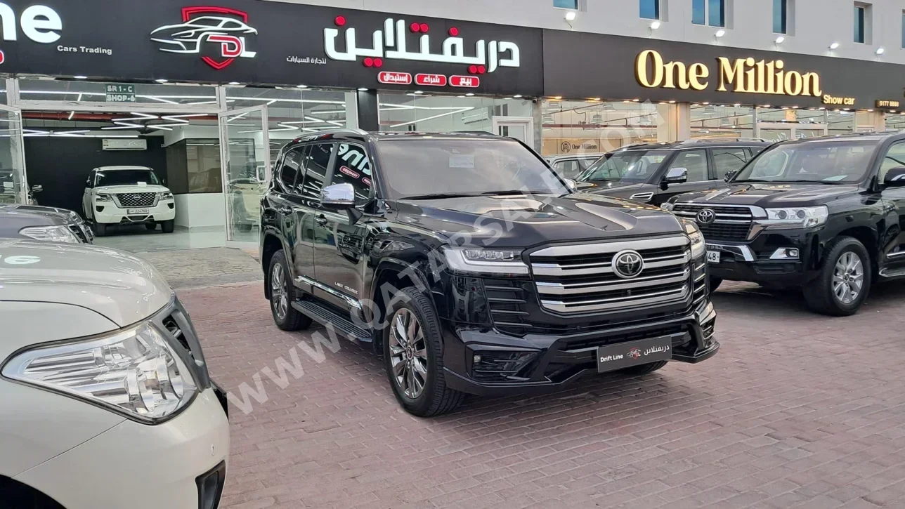 Toyota  Land Cruiser  VXR  2022  Automatic  121,000 Km  8 Cylinder  Four Wheel Drive (4WD)  SUV  Black  With Warranty