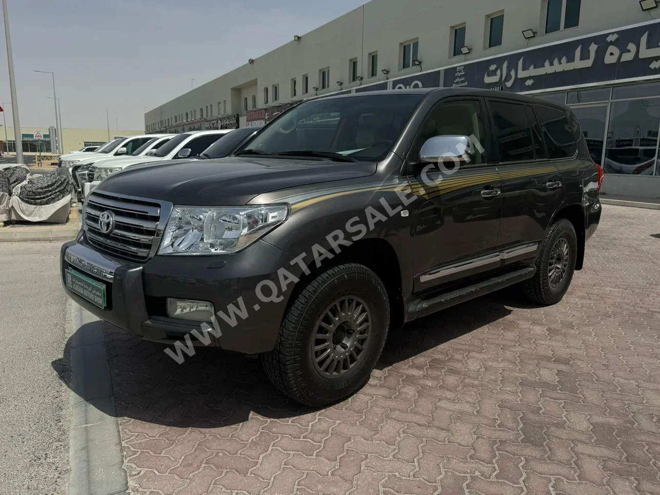Toyota  Land Cruiser  VXR  2010  Automatic  322,000 Km  8 Cylinder  Four Wheel Drive (4WD)  SUV  Gray