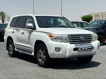 Toyota  Land Cruiser  GXR  2015  Automatic  221,000 Km  8 Cylinder  Four Wheel Drive (4WD)  SUV  White