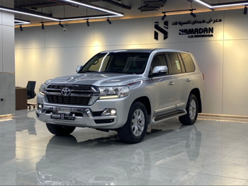 Toyota  Land Cruiser  GXR  2017  Automatic  240,000 Km  8 Cylinder  Four Wheel Drive (4WD)  SUV  Silver
