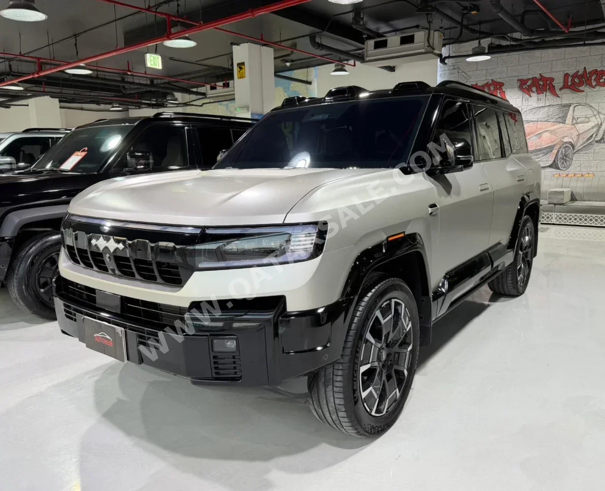 BYD  Leopard 8  Flagship  2025  Automatic  15,000 Km  4 Cylinder  All Wheel Drive (AWD)  SUV  Gold  With Warranty