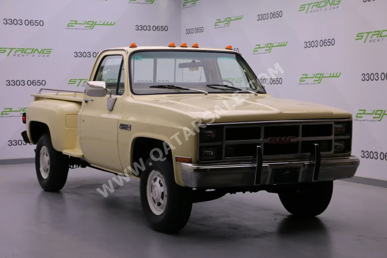 GMC Sierra Classic 1982 Manual 200,000 Km 8 Cylinder Rear Wheel Drive (RWD) Pick Up Beige