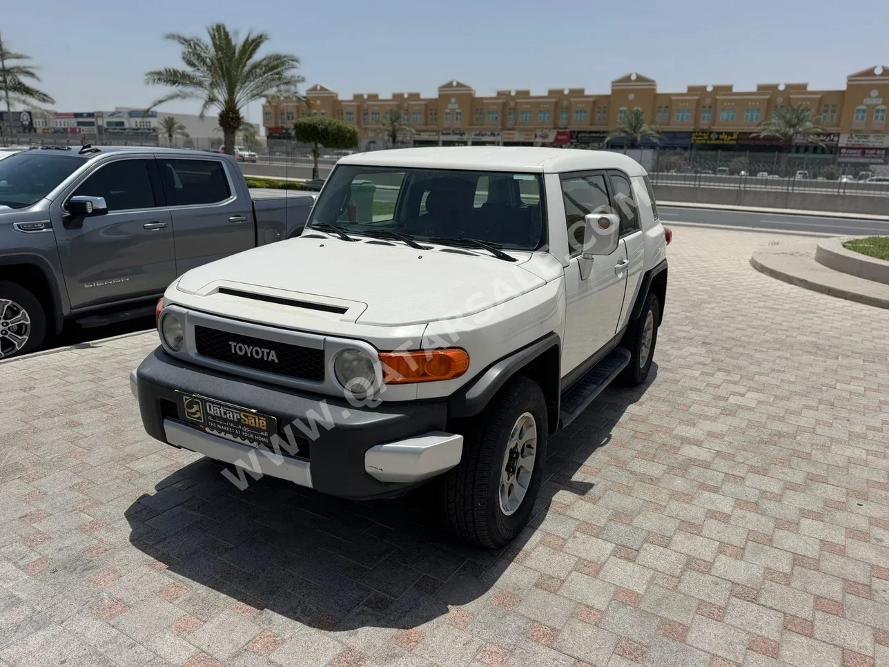 Toyota  FJ Cruiser  2013  Automatic  197,000 Km  6 Cylinder  Four Wheel Drive (4WD)  SUV  White