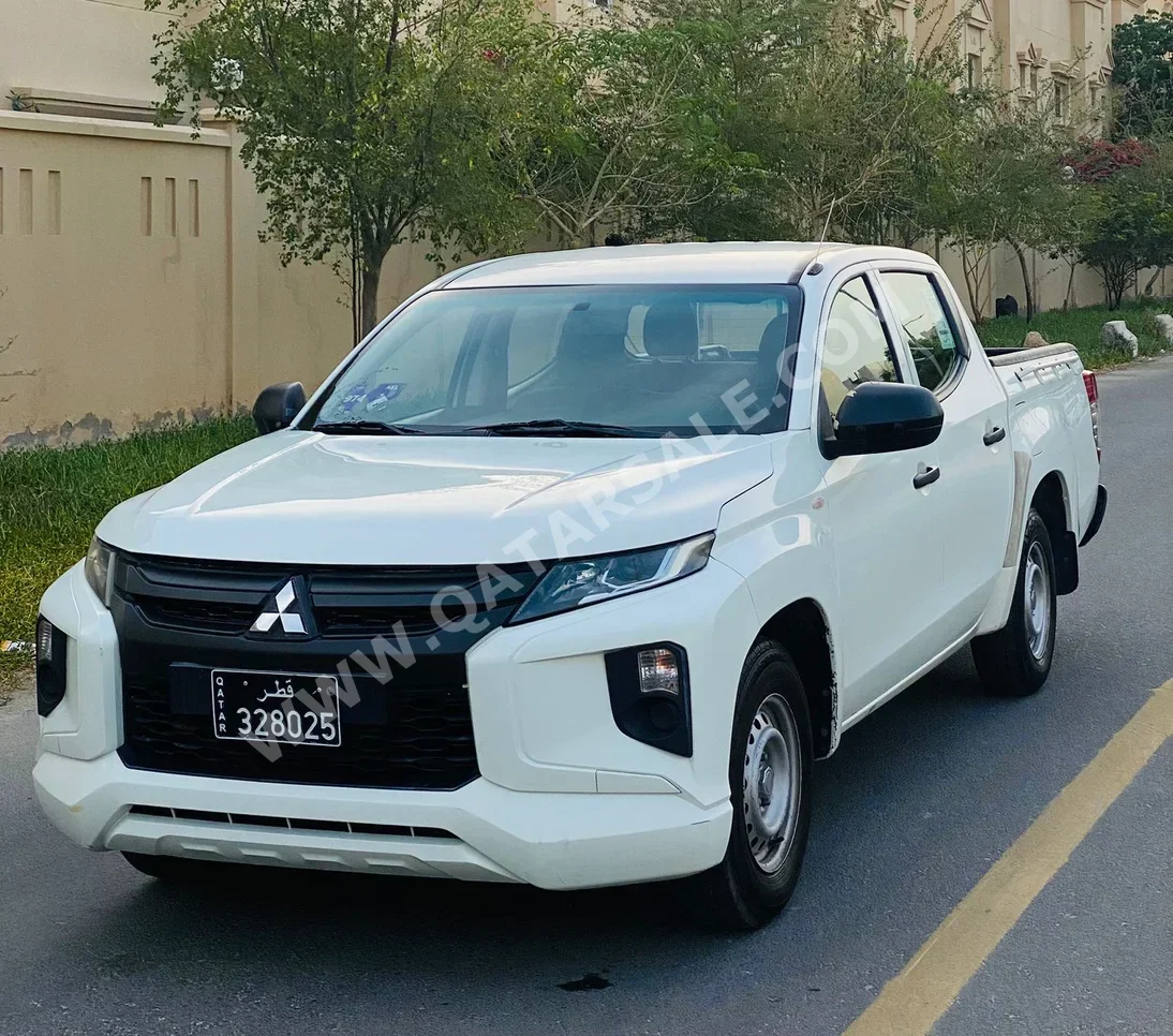 ميتسوبيشي ال 200 2021 عادي 210,000 كم 4 سلندر دفع خلفي بيكب أبيض