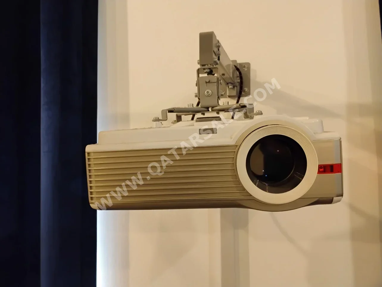 Projectors Grey  Long Throw  2.1 HDMI Support  Manual Zoom&Focus  Built In Speakers /  UHD - 2716 x 1528