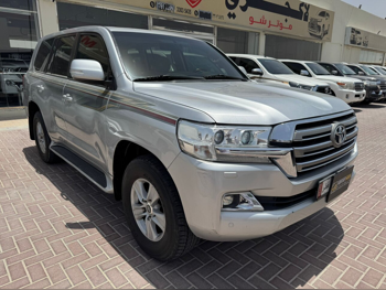 Toyota  Land Cruiser  GXR  2016  Automatic  239,000 Km  6 Cylinder  Four Wheel Drive (4WD)  SUV  Silver