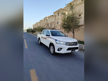 Toyota  Hilux  2022  Automatic  15,000 Km  4 Cylinder  Rear Wheel Drive (RWD)  Pick Up  White