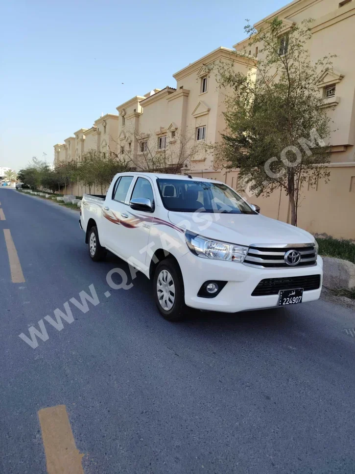 Toyota  Hilux  2022  Automatic  15,000 Km  4 Cylinder  Rear Wheel Drive (RWD)  Pick Up  White