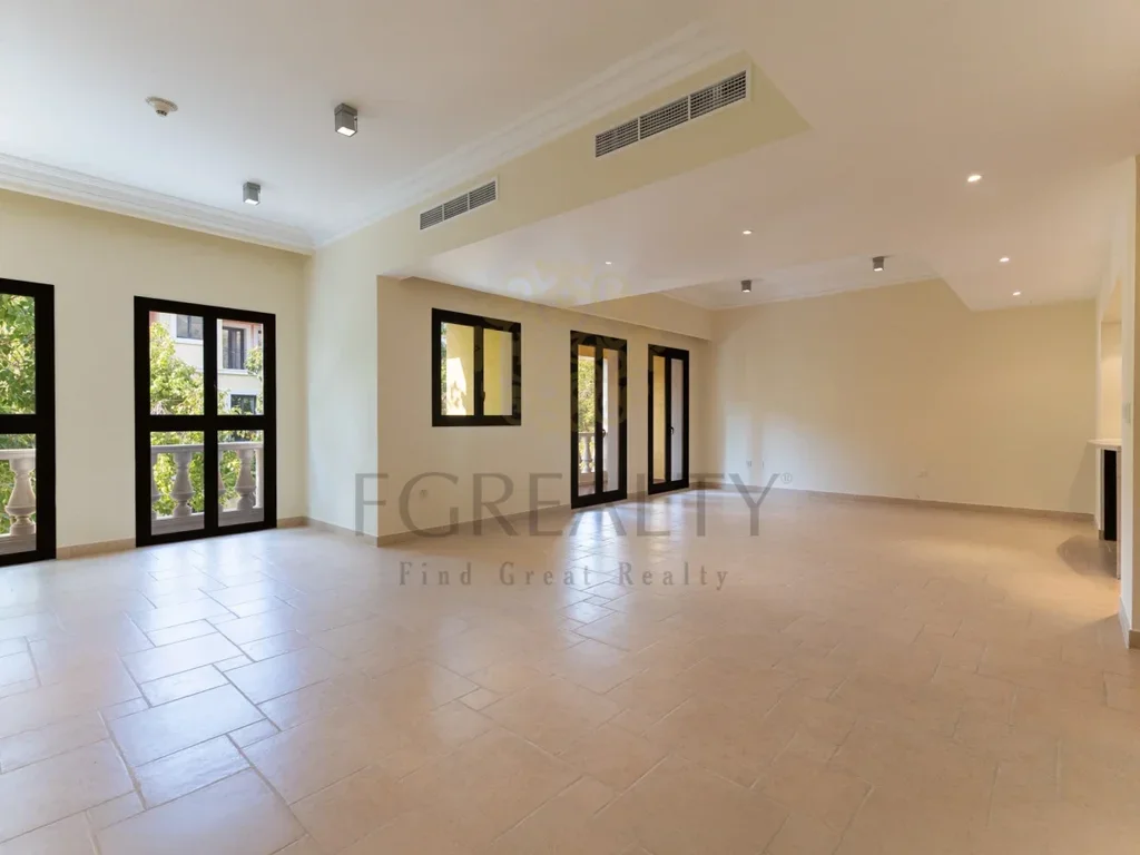 Townhouse - Semi Furnished - Doha - The Pearl - 2 Bedrooms