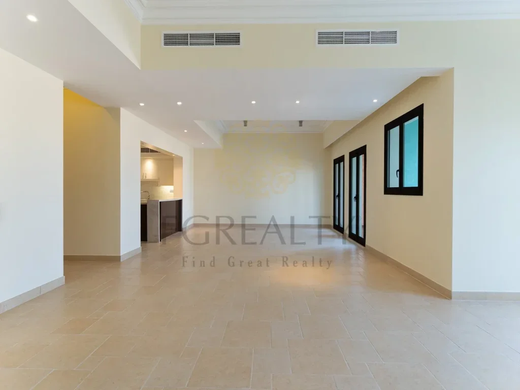 Townhouse  - Semi Furnished  - Doha  - The Pearl  - 2 Bedrooms