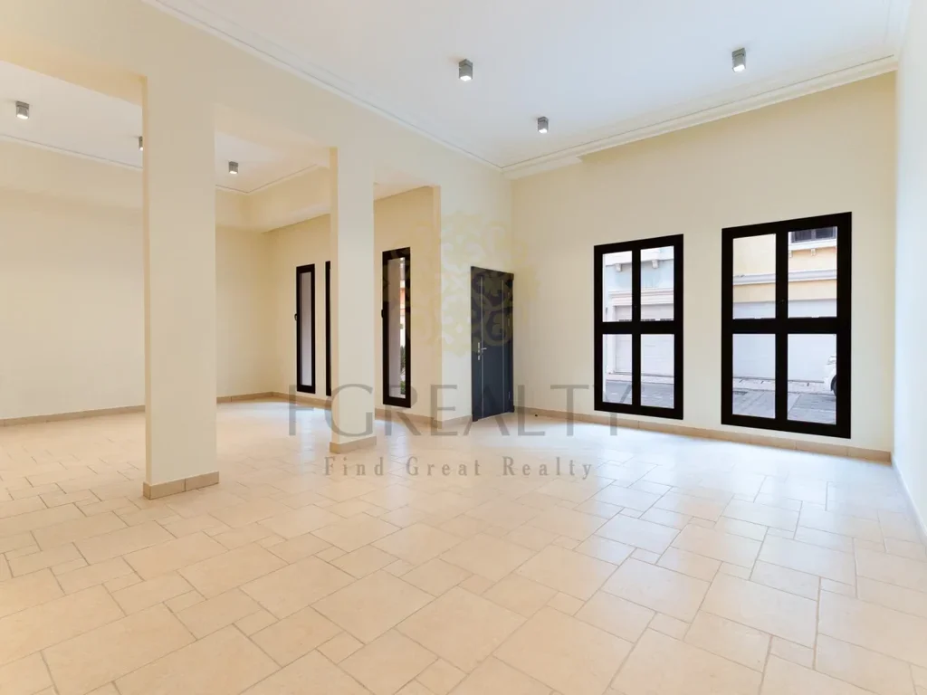 Townhouse  - Semi Furnished  - Doha  - The Pearl  - 3 Bedrooms
