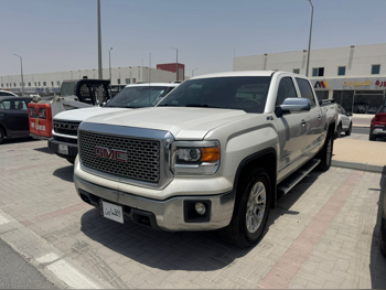 GMC  Sierra  SLE  2015  Automatic  324,000 Km  8 Cylinder  Four Wheel Drive (4WD)  Pick Up  White