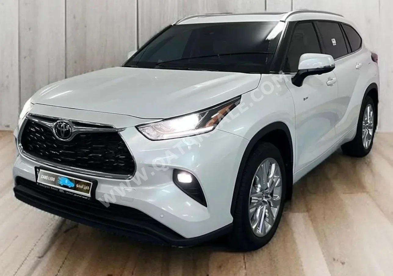 Toyota  Highlander  Limited  2025  Automatic  5,200 Km  4 Cylinder  All Wheel Drive (AWD)  SUV  Pearl  With Warranty
