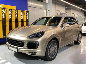 Porsche Cayenne 2016 Automatic 85,000 Km 6 Cylinder Four Wheel Drive (4WD) SUV Gold