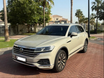 Volkswagen  Touareg  Comfort Line  2023  Automatic  55,700 Km  6 Cylinder  All Wheel Drive (AWD)  SUV  Beige Metalic  With Warranty