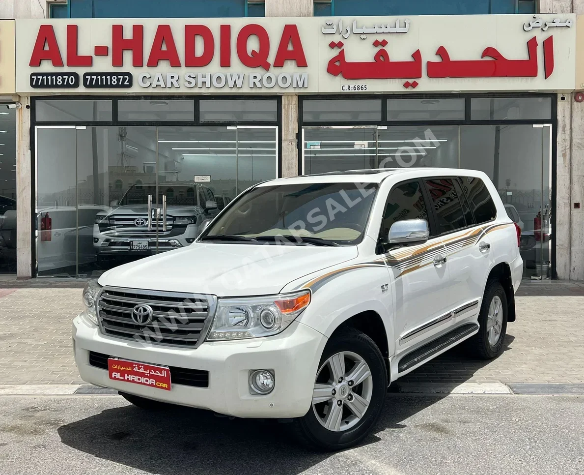 Toyota Land Cruiser VXR 2015 Automatic 496,000 Km 8 Cylinder Four Wheel Drive (4WD) SUV White