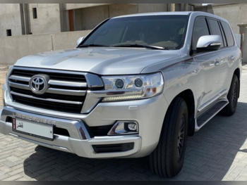 تويوتا  لاند كروزر  جي اكس ار  2019  اوتوماتيك  129,000 كم  8 سلندر  دفع رباعي  اس يو في  فضي