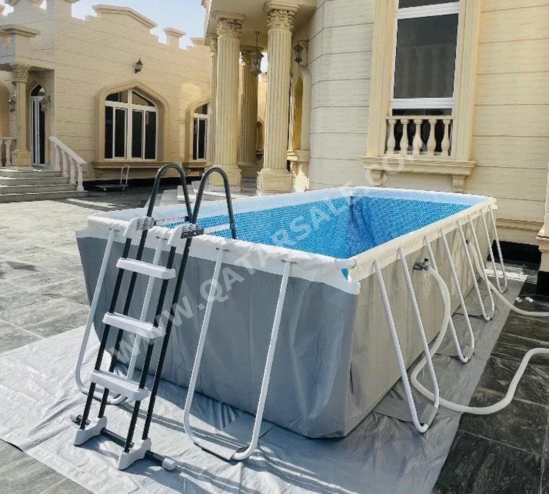 حوض سباحة  - أبيض