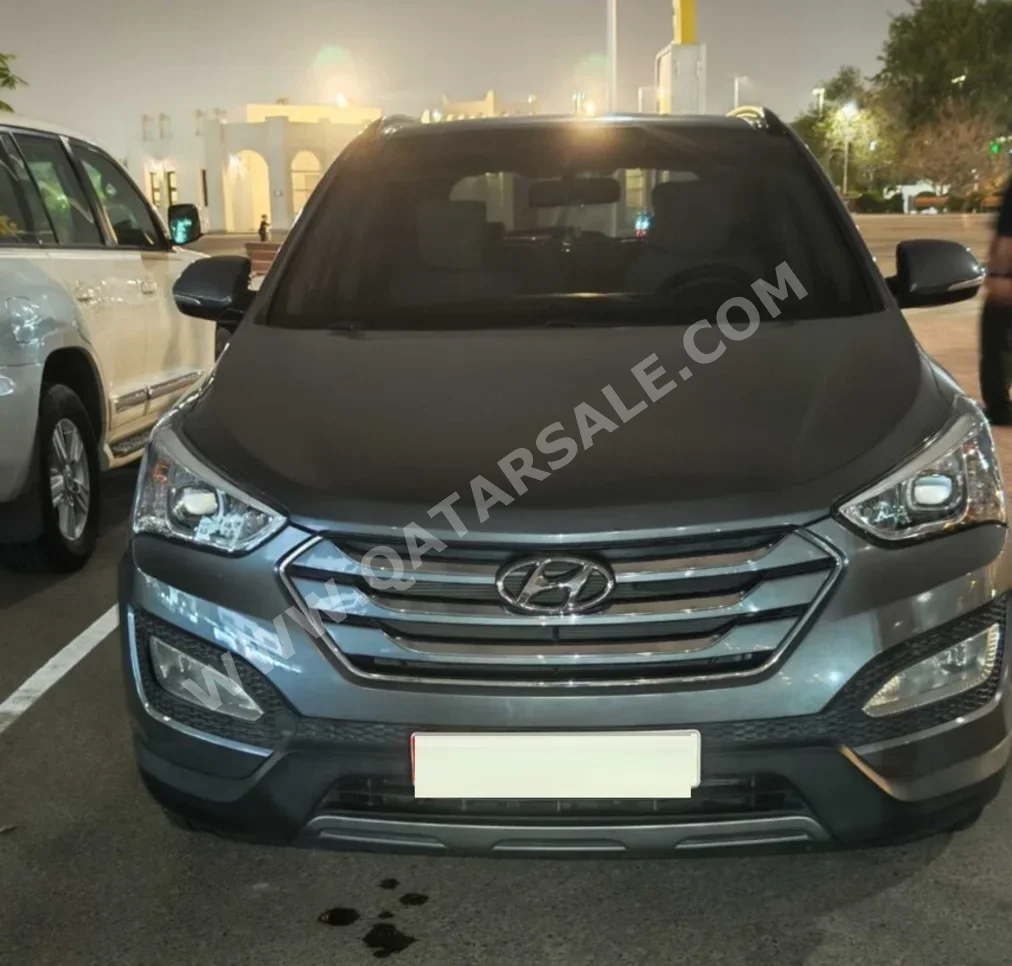 هيونداي سانتا في برميوم 2015 اوتوماتيك 95,000 كم 6 سلندر سحب امامي اس يو في رمادي فاتح