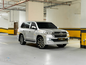 Toyota  Land Cruiser  VXR  2019  Automatic  155,700 Km  8 Cylinder  Four Wheel Drive (4WD)  SUV  Silver