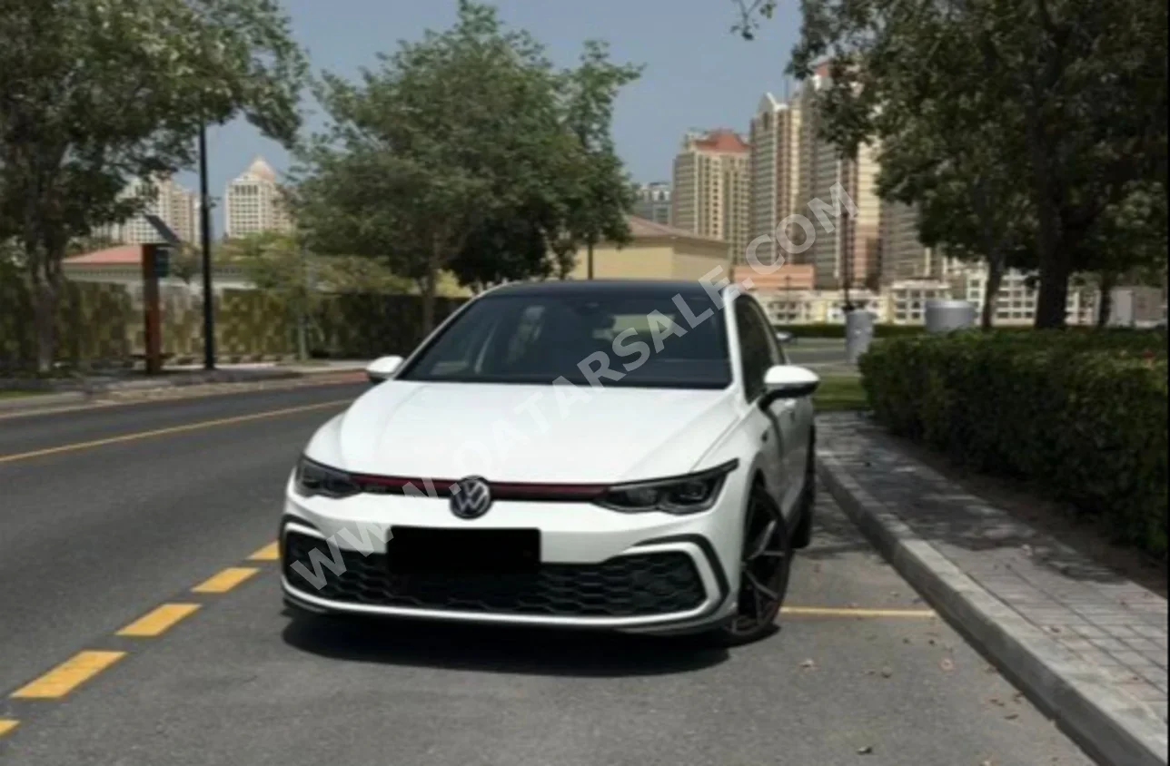 فوكس واغن غولف جي تي اي 2022 اوتوماتيك 30,500 كم 4 سلندر سحب امامي هاتشباك أبيض و أسود