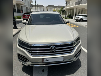 Volkswagen  Touareg  Elegance Premium  2023  Automatic  48,000 Km  6 Cylinder  All Wheel Drive (AWD)  SUV  Beige and Brown  With Warranty